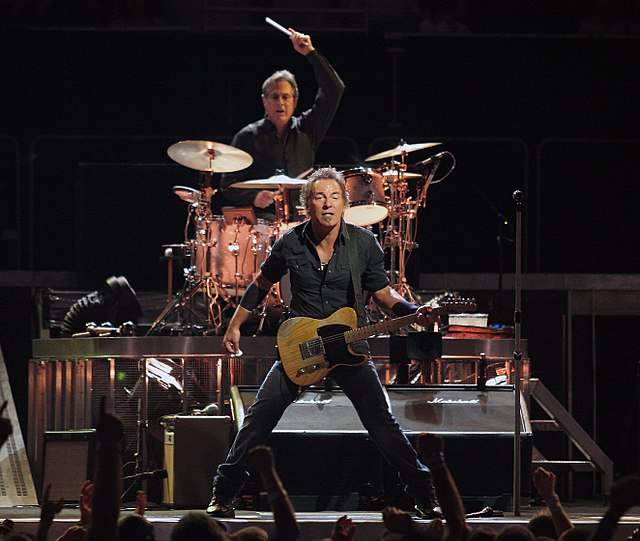 Ακούστε τη διασκευή του Bruce Springsteen στο Nightshift των Commodores