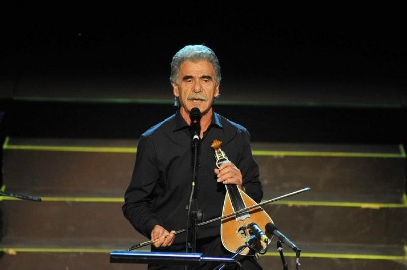 «Με το δοξάρι της ψυχής» του Βασίλη Σκουλά