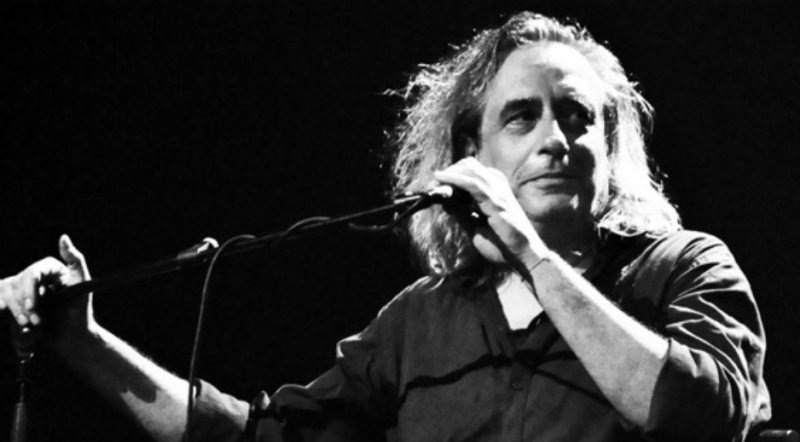 Γιάννης Αγγελάκας: «Ούτε αυτοί ντρέπονται, ούτε εμείς ντρεπόμαστε»