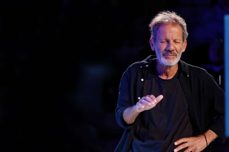 Στους πλημμυροπαθείς όλα τα έσοδα από τη συναυλία του Σταύρου Ξαρχάκου στο Λυκαβηττό