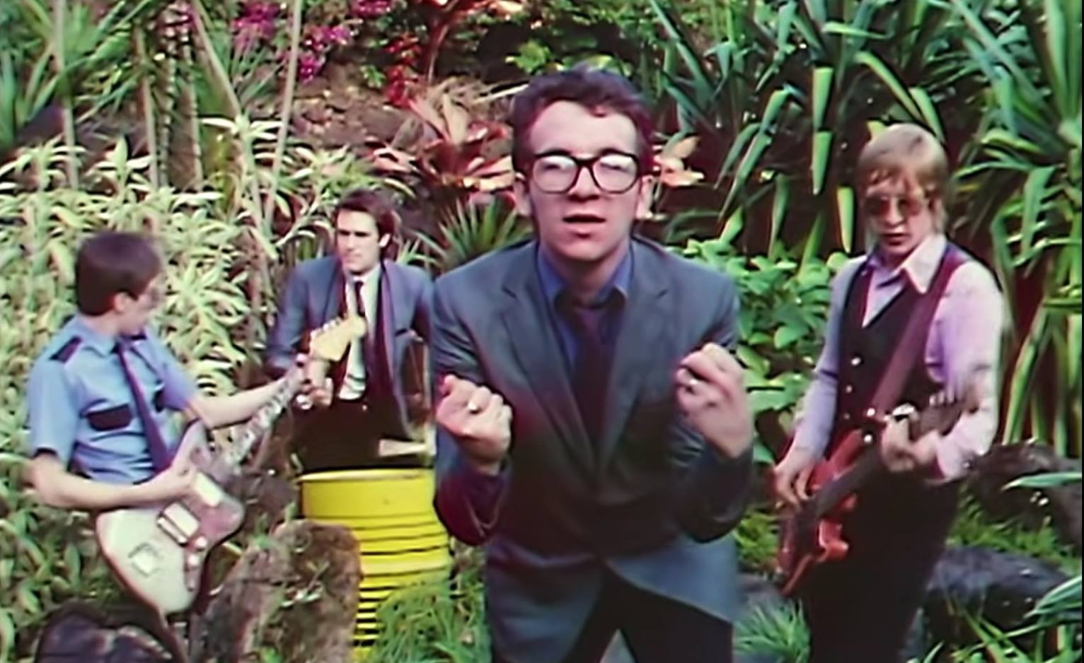 O Elvis Costello ζητά από τα ραδιόφωνα να μην παίζουν πια το Oliver s Army