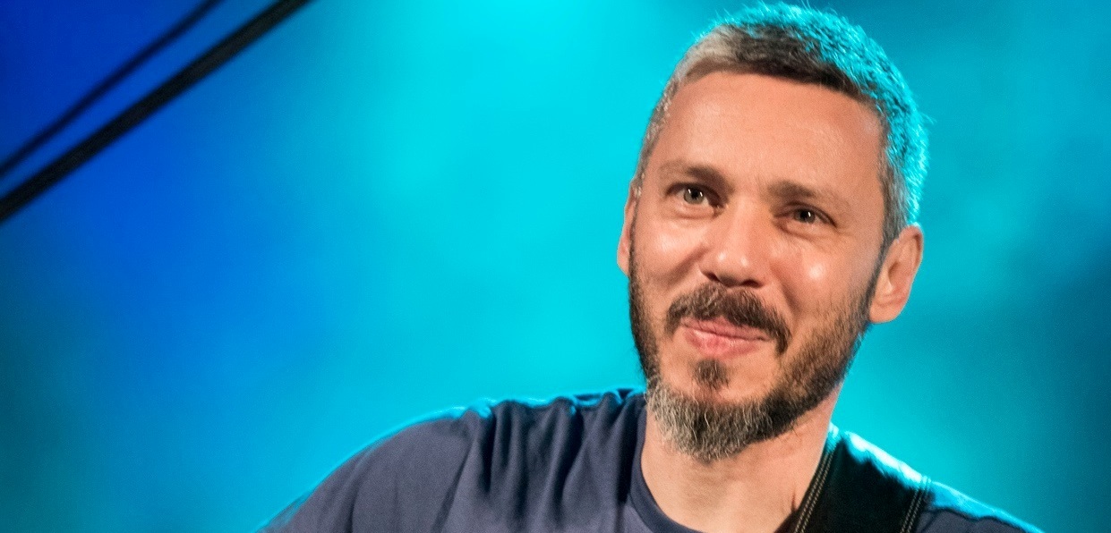 Ο Αλκίνοος Ιωαννίδης θα είναι ο λαϊκός τραγουδιστής στο Άξιον Εστί.