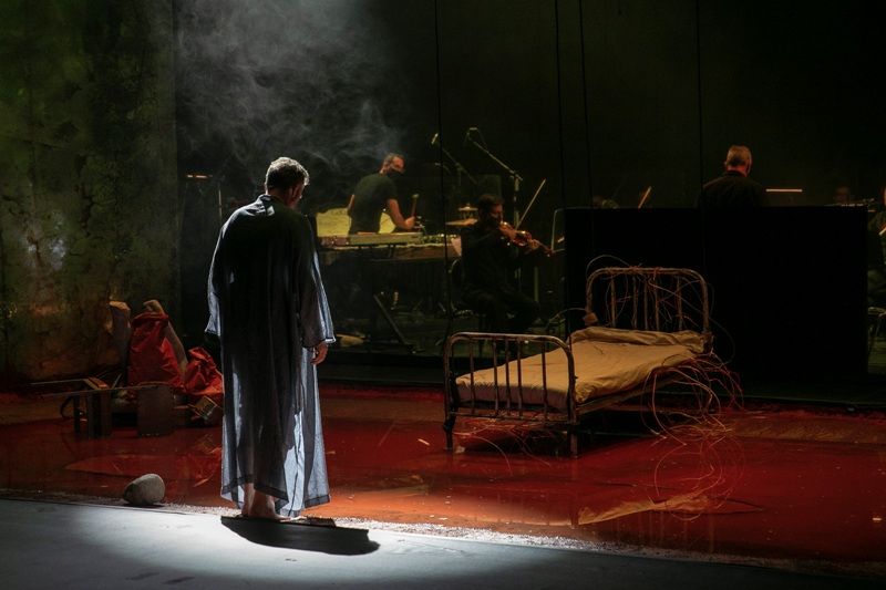 «Σκιές στον Άδη» του Αλέξανδρου Μούζα στην Εναλλακτική Σκηνή της ΕΛΣ