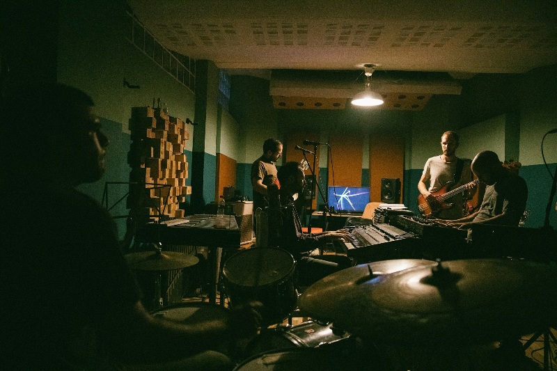 Oι λάμδα επιστρέφουν με το τρίτο τους άλμπουμ, «ΤΡΙΑ»