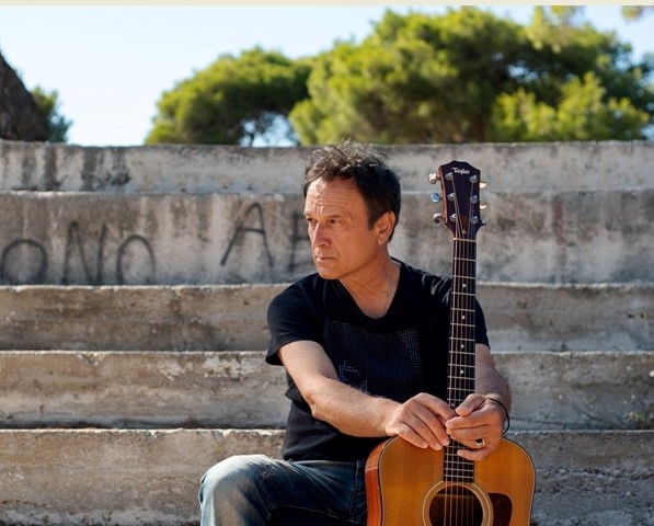 «Με οδηγό τον λιτό, στοχαστικό, ανακουφιστικό στίχο του Κώστα Φασουλά»