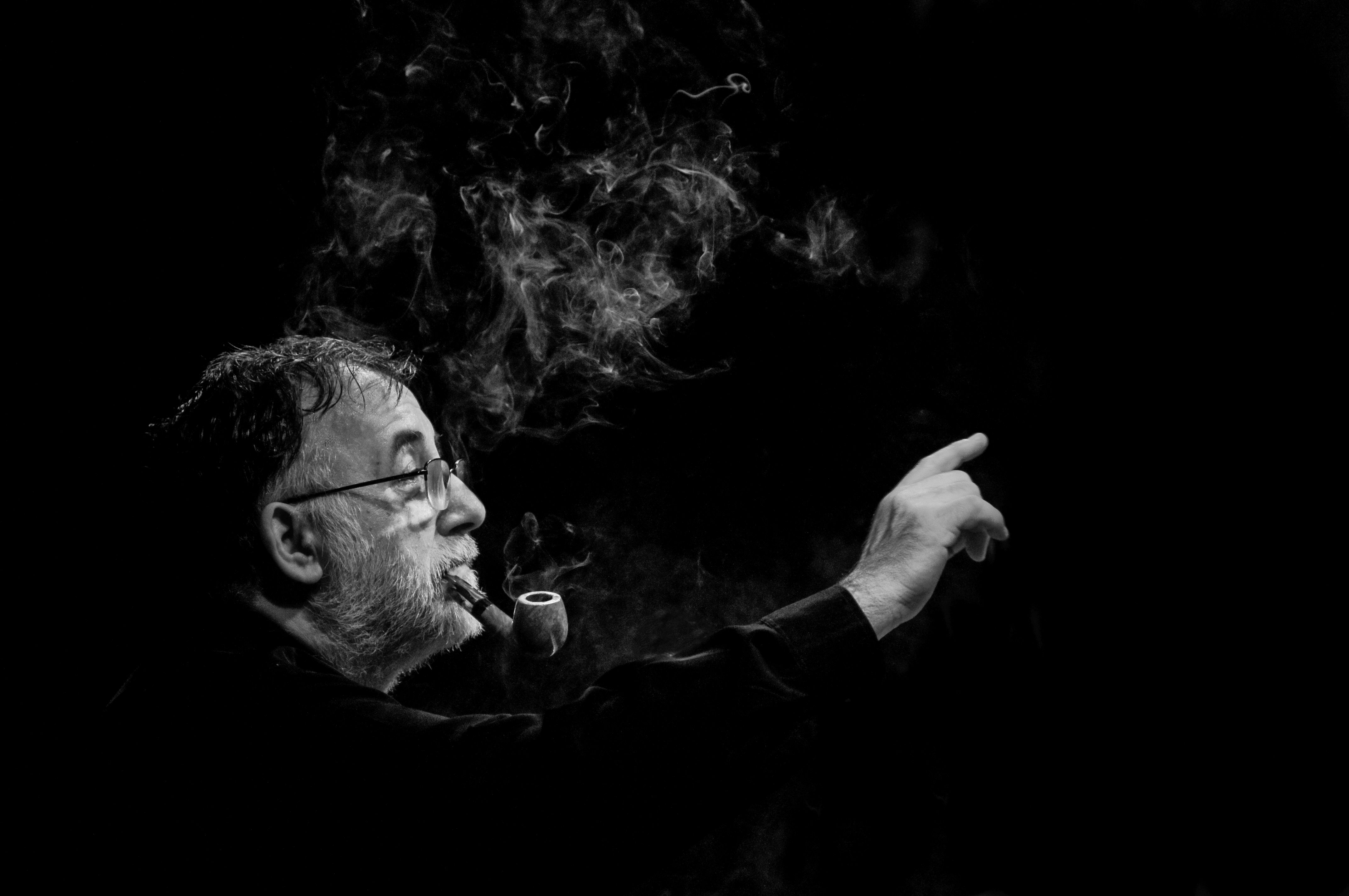 Τι έγραφε ο ίδιος ο Θάνος Μικρούτσικος για την παράσταση «Παράξενο δεν είναι;», στο Μέγαρο Μουσικής, το 2008