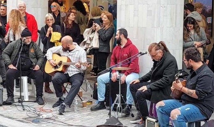 Φίλιππος Πλιάτσικας και Μπάμπης Στόκας, ακομπλεξάριστοι μουσικοί του δρόμου