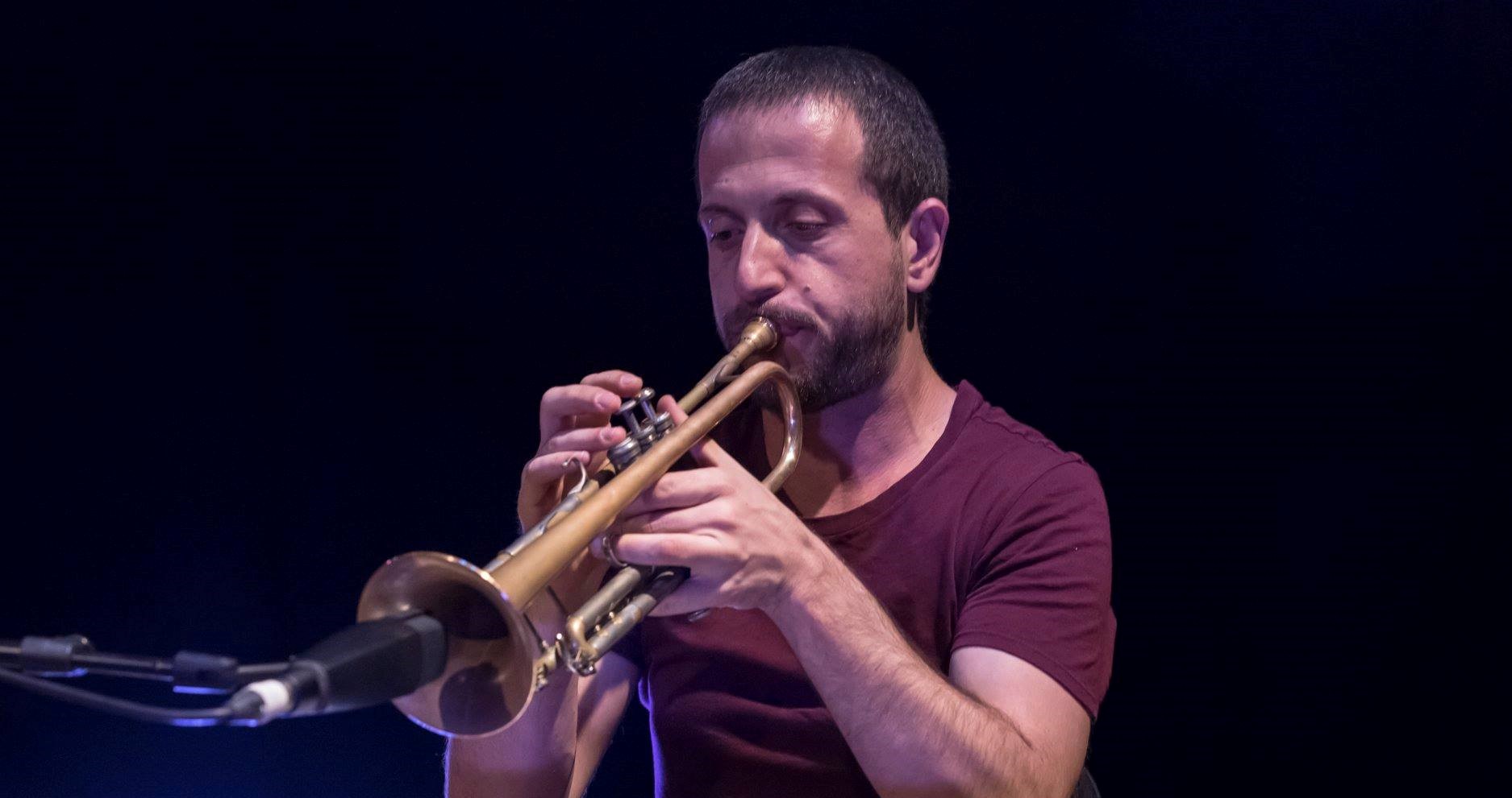 Ο τρομπετίστας Παντελής Στόικος στην πλατφόρμα του estage