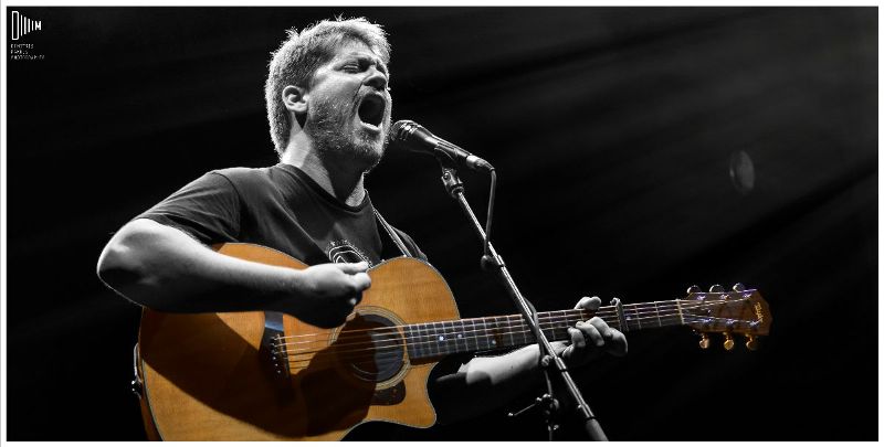 Αγαπημένες διασκευές και νέα τραγούδια από τον Αλέξανδρο Κτιστάκη