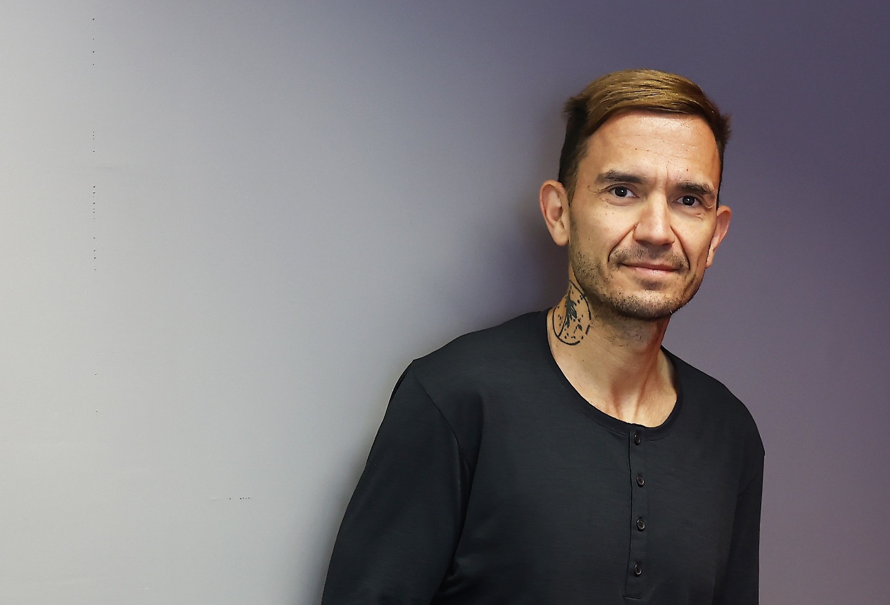 «Παράθυρο με θέα προς τα μέσα», ο Γιώργος Μυζάλης έβγαλε EP με 6 τραγούδια 