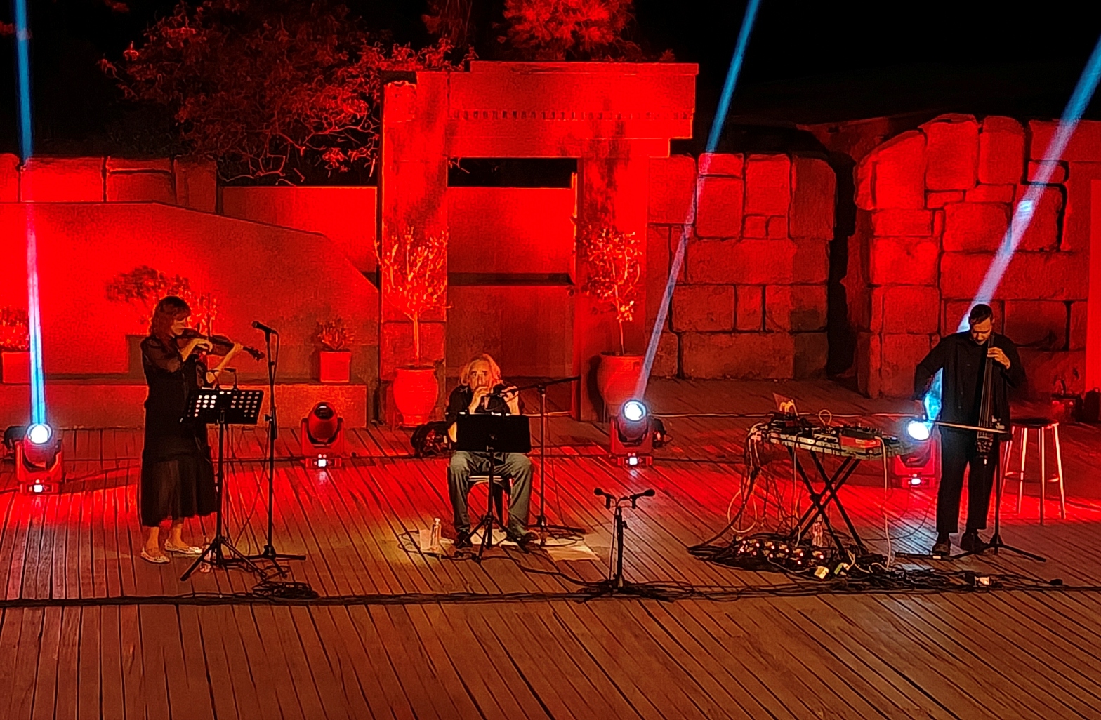 Πήγαμε, είδαμε τον Γιάννη Αγγελάκα και τον Νίκο Βελιώτη στο Θέατρο Δόρας Στράτου