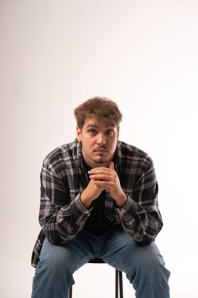 Ο Θανάσης Πεθεριώτης στη σκηνή του ΙΛΙΟΝ Plus