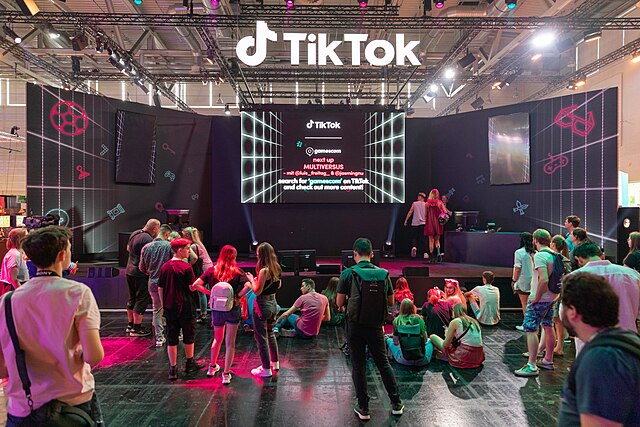 Η Ευρωπαϊκή Επιτροπή κινεί επίσημη διαδικασία κατά του TikTok
