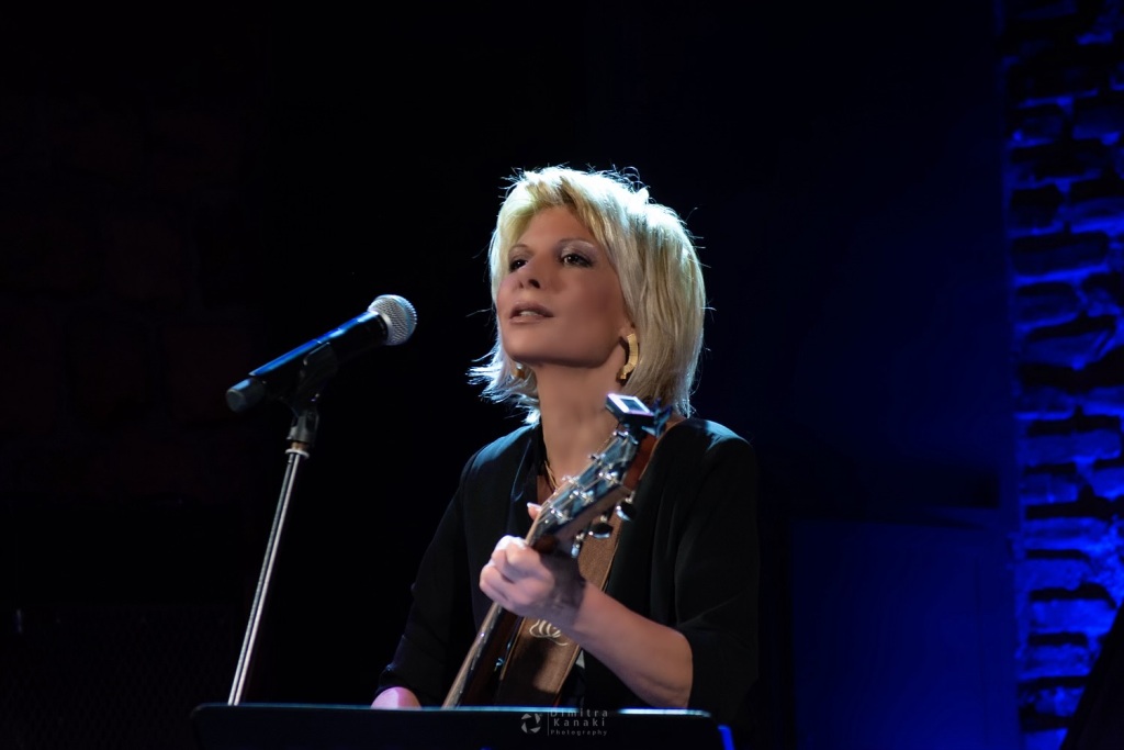 Κατερίνα Ντίνου: «Τα τραγούδια επιμένουν στην προσδοκία τους για έναν καλύτερο κόσμο»