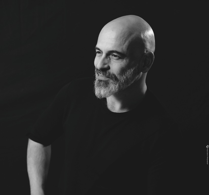 Ο  Δημήτρης Μαραμής unplugged στον θεατρικό χώρο του Baumstrasse 