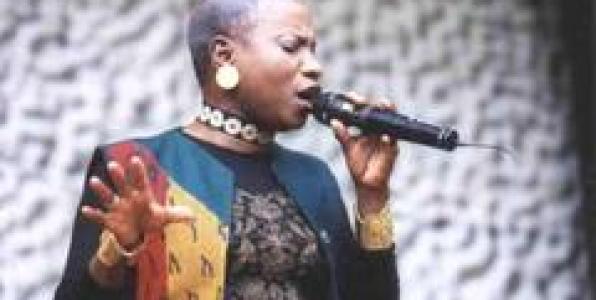 H ANGELIQUE KIDJO ΣΤΟ STUDIO ΤΟΥ KOSMOS 93,6