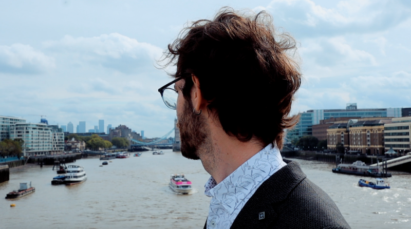 Live Streaming από Λονδίνο: O Billy Pod με το νέο σχήμα του