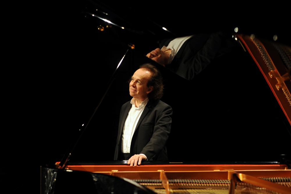 O Κυπριανός Κατσαρής στο Μέγαρο Μουσικής 