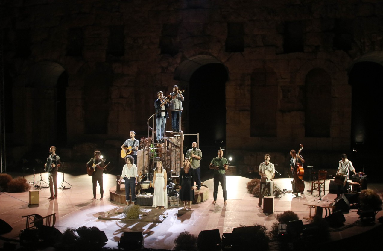 Πήγαμε, είδαμε τη Νατάσα Μποφίλιου να παρουσιάζει έναν ολοκληρωμένο Θεοδωράκη