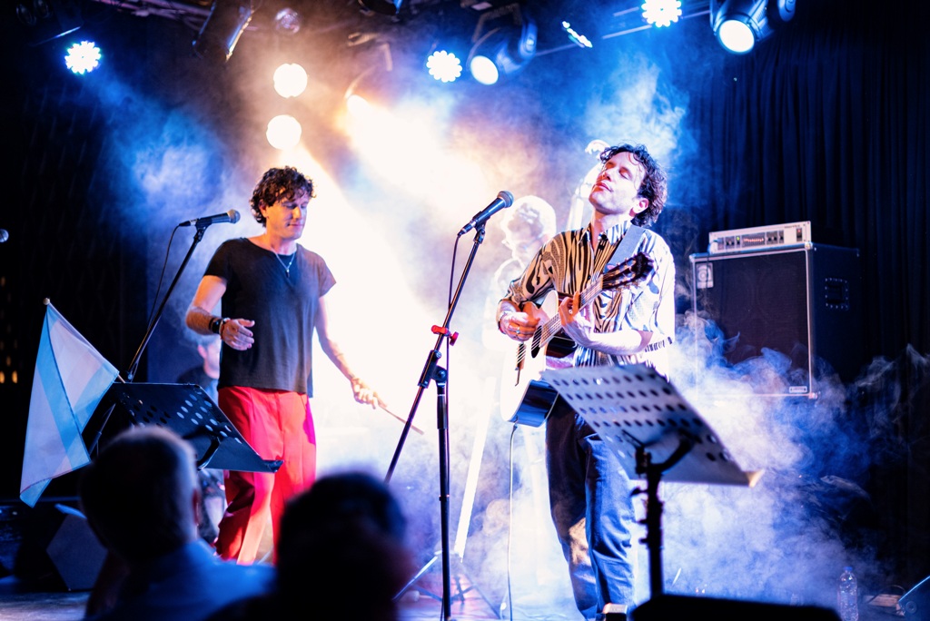 Τα Καλογεράκια στη σκηνή του Σταυρού του Νότου Plus