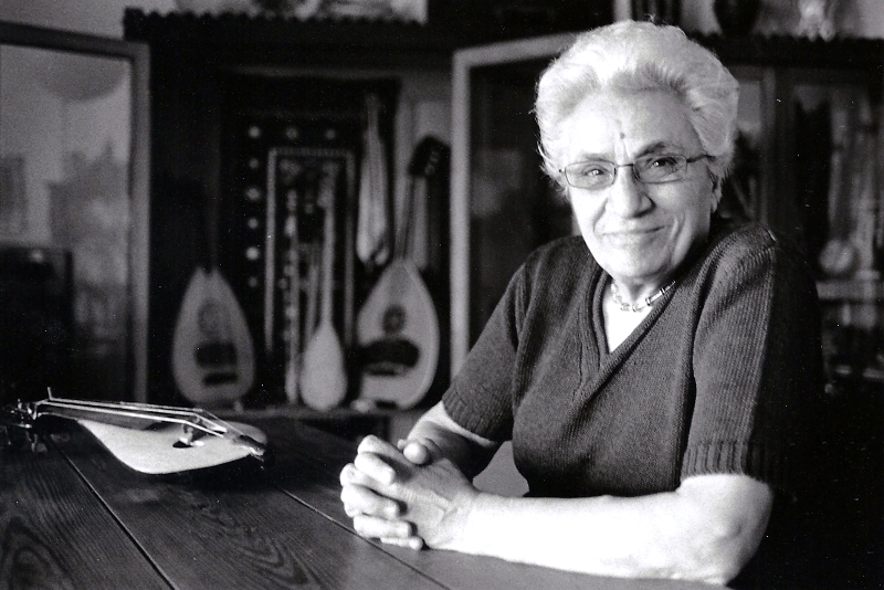 Της τριανταφυλλιάς τα φύλλα 