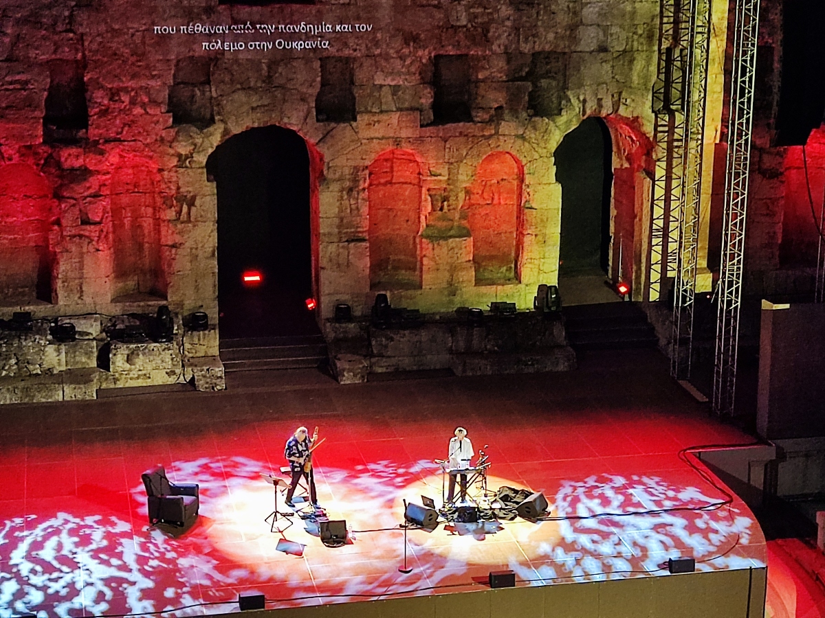 Είδαμε τη Laurie Anderson στο Ηρώδειο: η γλώσσα παραμένει ιός από το διάστημα