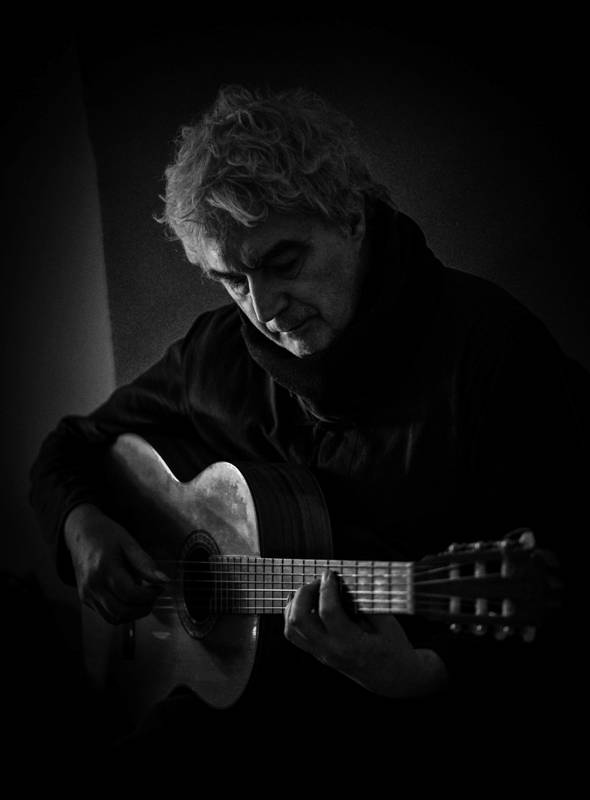 Ο μουσικός και τραγουδοποιός Θόδωρος Αναστασίου, στο Red Jasper