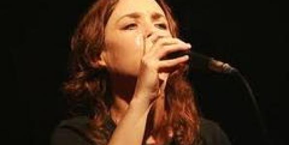 H ZAZ ΣΤΟ ΜΠΑΝΤΜΙΝΤΟΝ: ΕΡΩΤΕΥΣΙΜΗ ΜΕ ΤΗΝ ΠΡΩΤΗ ΜΑΤΙΑ