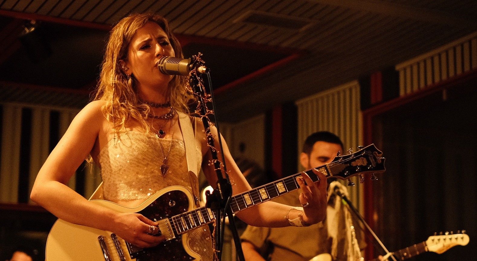 Βλέποντας την Sophia St. Helen να παίζει live από απόσταση ενός μέτρου