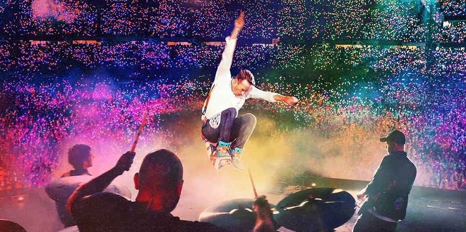 Στις 21:15 ακριβώς θα ανεβούν στη σκηνή του ΟΑΚΑ οι Coldplay