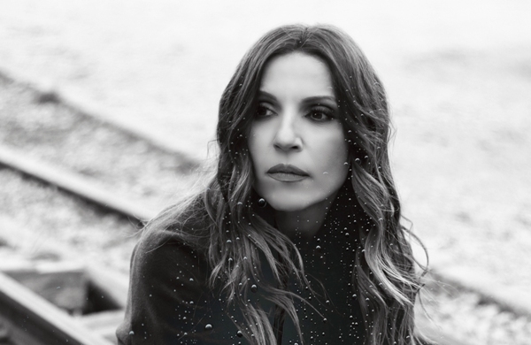 Η Ευρυδίκη τραγουδάει Στέφανο Κορκολή