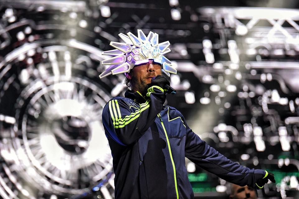 Σαν κλαμπ της παραλιακής με τον (τους) Jamiroquai