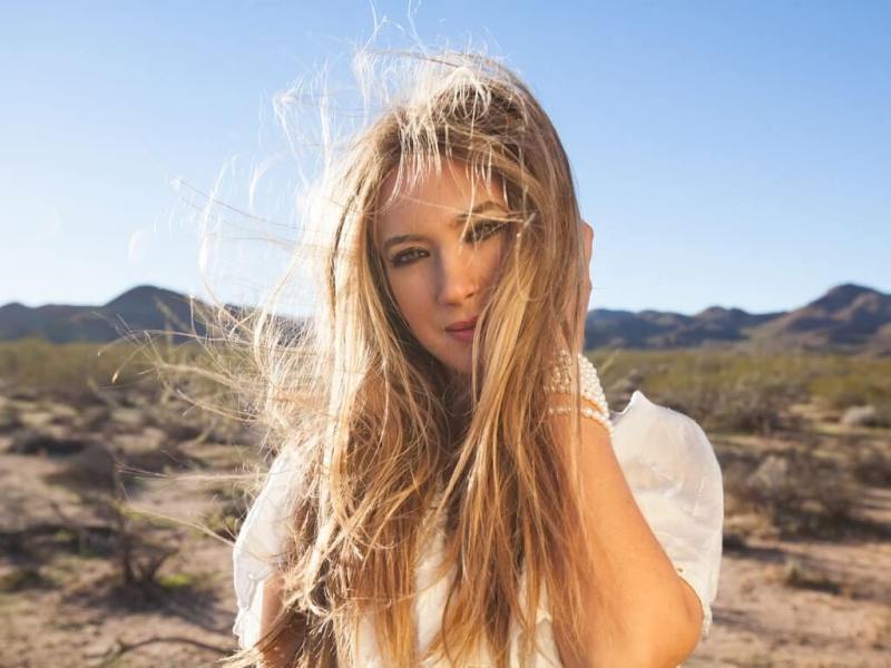 «Hands on Glass»: H Αθηνά Ανδρεάδη έκανε τραγούδι την νοσηλεία της με κορωνοιό