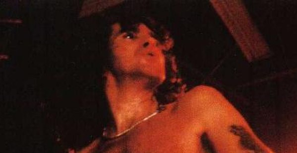 Bon Scott: Δεν είμαι ούτε AC ούτε DC, είμαι η αστραπή στη μέση