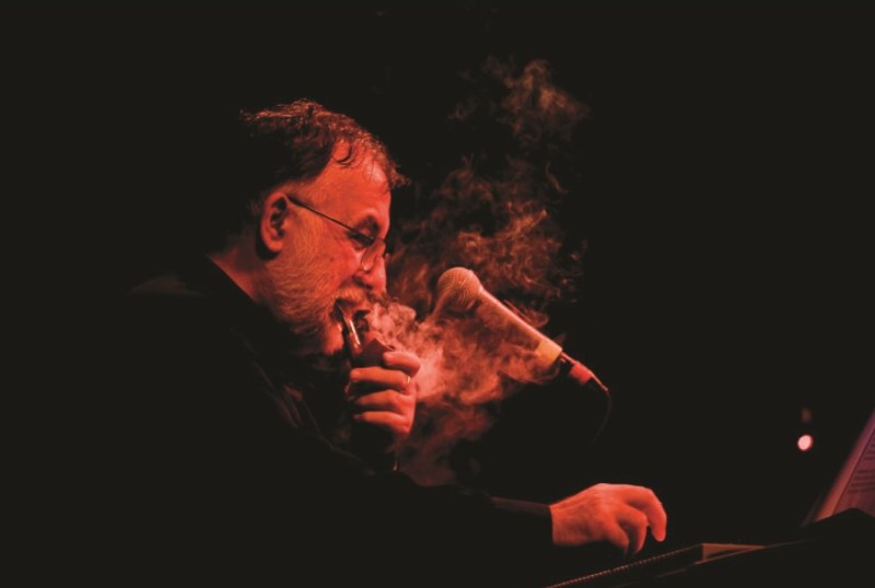 «Χόρεψε πάνω στο φτερό του καρχαρία» Κυκλοφόρησε ο δίσκος που επιμελήθηκε ο Θάνος Μικρούτσικος