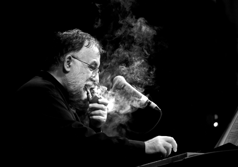 Ένα νέο βιβλίο για τον Θάνο Μικρούτσικο