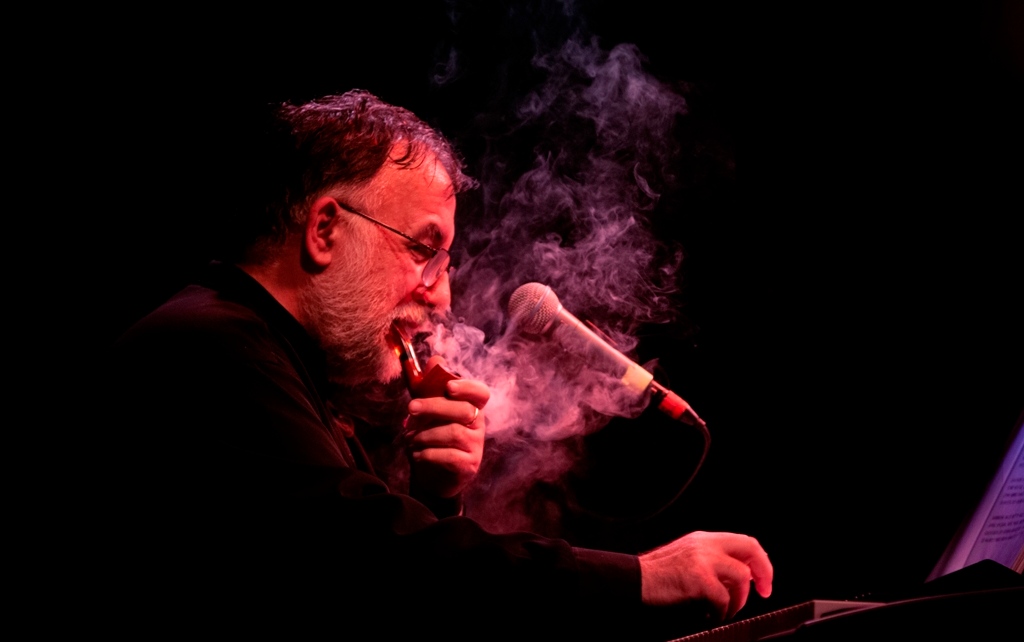 «Λαϊκά και Πολιτικά», σκέψεις με αφορμή τη συναυλία με τα λαϊκά του Θάνου Μικρούτσικου 