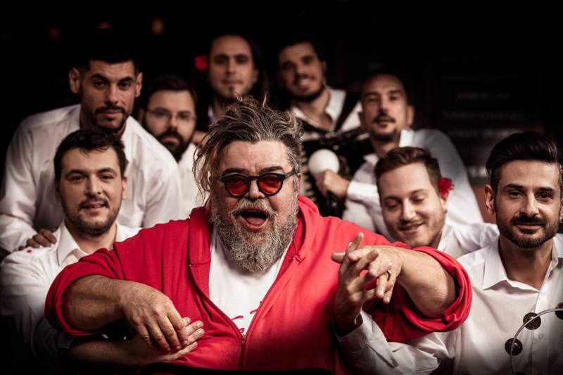 Ο Σταμάτης Κραουνάκης έρχεται για συναυλία σπίτι μας