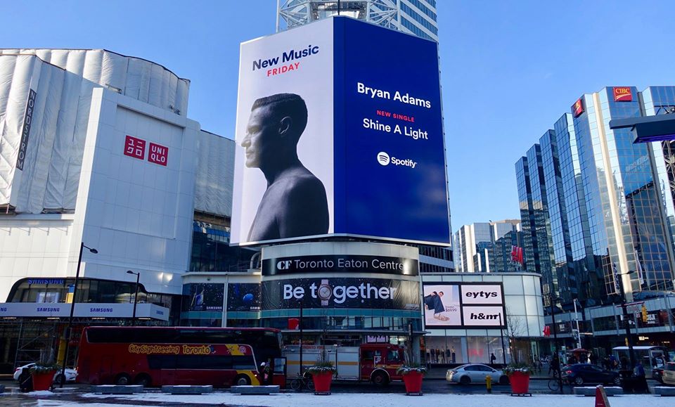 Θέλετε να δείτε δωρεάν, τη Δευτέρα, τον Bryan Adams;