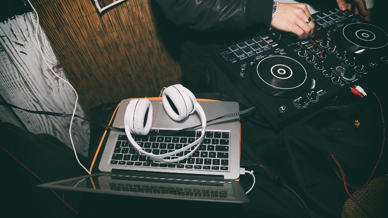 Η μουσική στην εστίαση είναι ζήτημα που αφορά στο «ζην» και το «ευ ζην» εργαζομένων και πελατών