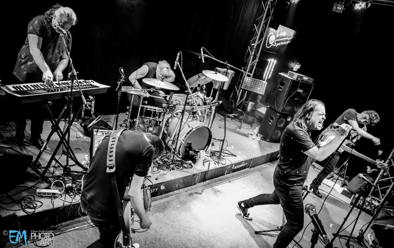 Magic De Spell, Μίμης Καλαντζής και Γυμνά Καλώδια στο Κύτταρο