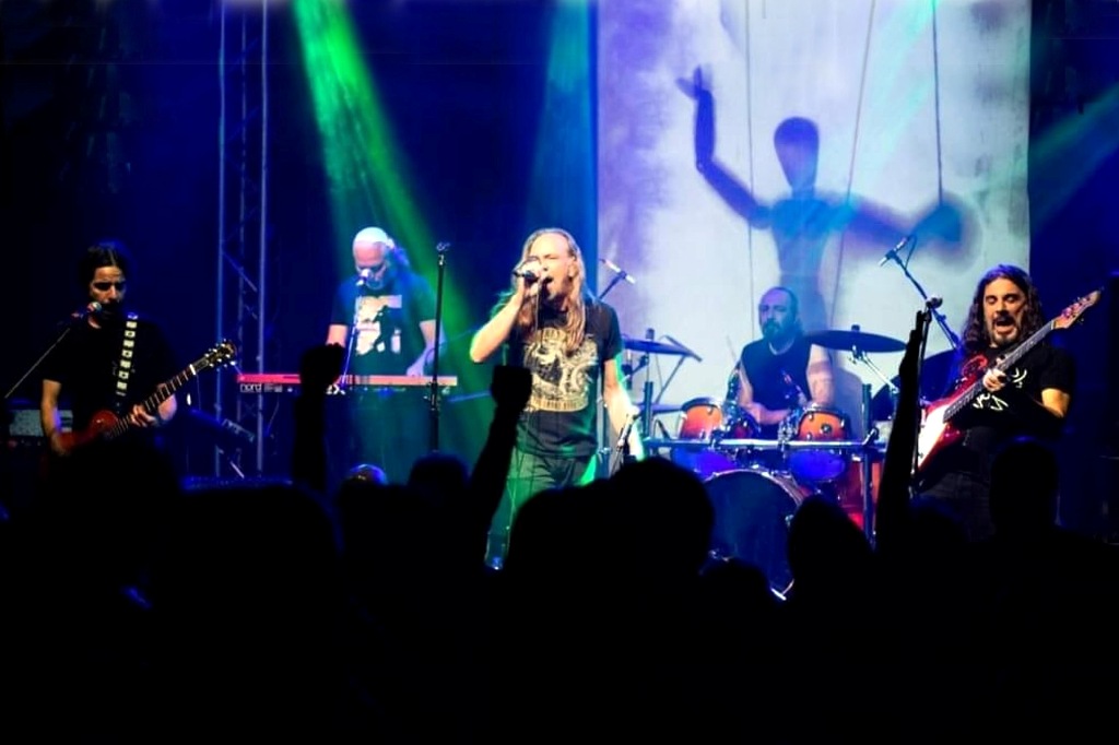 Ο Θοδωρής Βλαχάκης των Magic de Spell γράφει στο Loaded