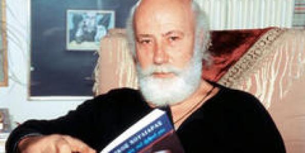 ΣΤΑ «ΠΙΣΩ ΔΩΜΑΤΙΑ» ΤΟΥ ΝΙΚΟΥ ΧΟΥΛΙΑΡΑ