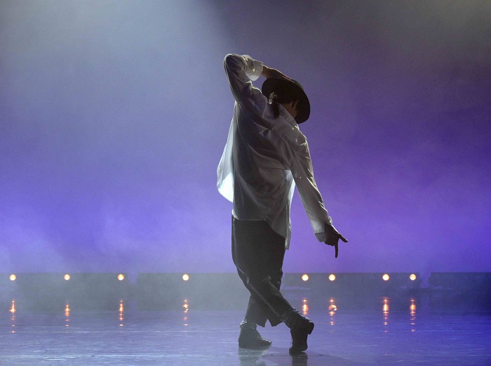 «Moonwalk» στο Christmas Theater