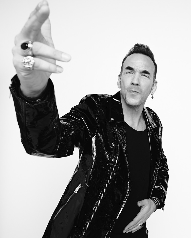 Ο Πάνος Μουζουράκης στον Κήπο του Μεγάρου