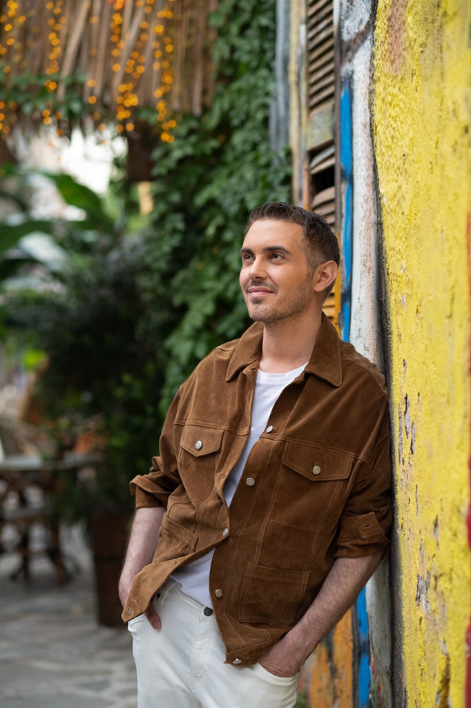 Ο Μιχάλης Χατζηγιάννης στο Θέατρο Βράχων