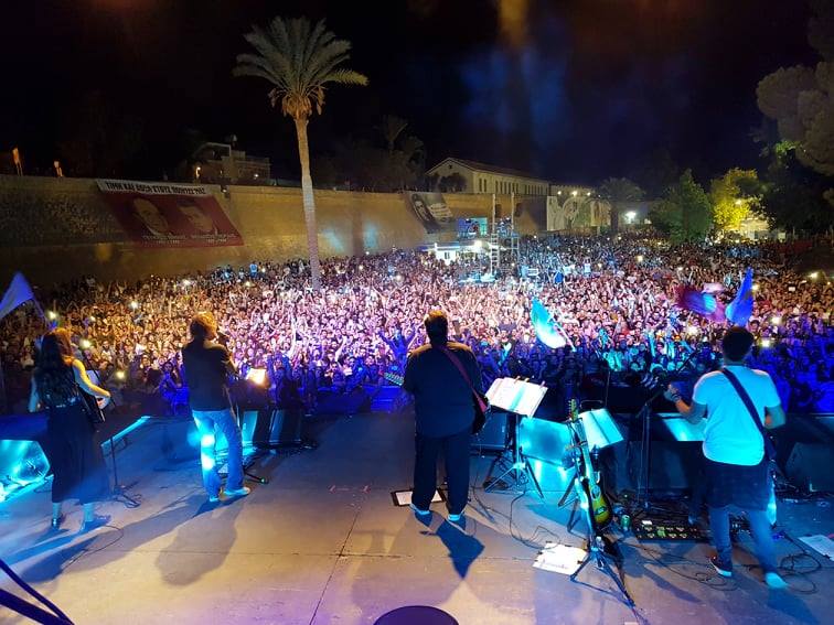 Έλα μες στη νύχτα χάρε κι όσο αίμα έχω πάρε... 