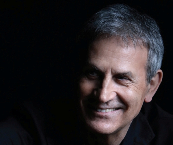 «Στου Κόσμου το Μπαλκόνι»: Νέο τραγούδι από τον Γιώργο Νταλάρα 