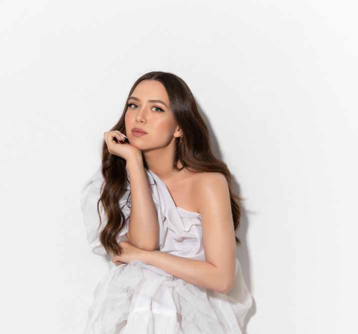 «Βόλτα στην πόλη»: Η Νικόλ Σαραβάκου παρουσιάζει το νέο της album