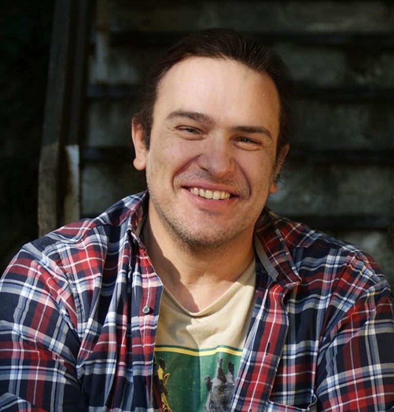 Ο Κώστας Λειβαδάς τραγουδά για την Πεντέλη